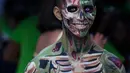 Seorang pria berpartisipasi dalam Zombie Walk di Mexico City, Minggu (11/11). Dalam acara tahunan itu ratusan orang dengan penampilan yang seram serta mengenakan pakaian compang-camping berkumpul di pusat bersejarah ibu kota Meksiko. (AP/Claudio Cruz)
