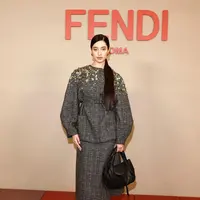 Kekasih Jefri Nichol, Ameera Khan, jadi salah satu tamu undangan yang hadiri Milan Fashion Week. Ia hadir untuk menyaksikan koleksi Fendi Spring/Summer 2026 [@littlemisskhan]