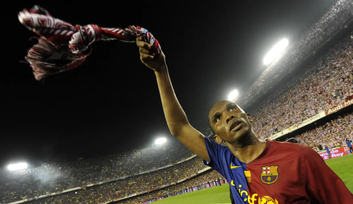 4. Samuel Eto'o - Membela Barcelona dirinya berhasil menorehkan catatan fantastis dengan 130 gol dalam 198 laga. Sementara untuk Chelsea, bomber asal Kamerun ini hanya bertahan satu musim dengan mencetak 12 gol dan tujuh asisst. (AFP/Lluis Gene)