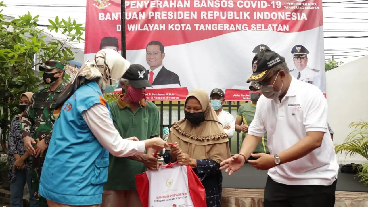 Penyaluran bansos sembako presiden dari Kemensos