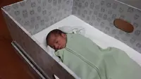 Pengganti ranjang atau baby box ini mirip seperti kardus namun aman dan nyaman untuk digunakan kepada si kecil.