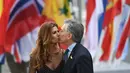 Presiden Argentinia Mauricio Macri mencium istrinya Juliana Awada saat mereka tiba menghadiri KTT G20 di aula Elbphilharmonie di Hamburg, Jerman, (7/7). Sejumlah pemimpin negara berkumpul dalam KTT G20 pada 7-8 Juli 2017. (AFP Photo/Patrick Stollarz)
