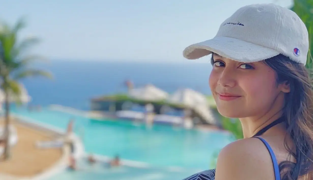 Keindahan Pulau Dewata membuat gadis berlesung pipi ini memilih Bali menjadi tempat liburannya. Gadis 19 tahun ini pun tampil santai dengan topi baseballnya  sembari menikmati pemandangan pantai di Kota Bali. (Liputan6.com/IG/syifahadjureal)