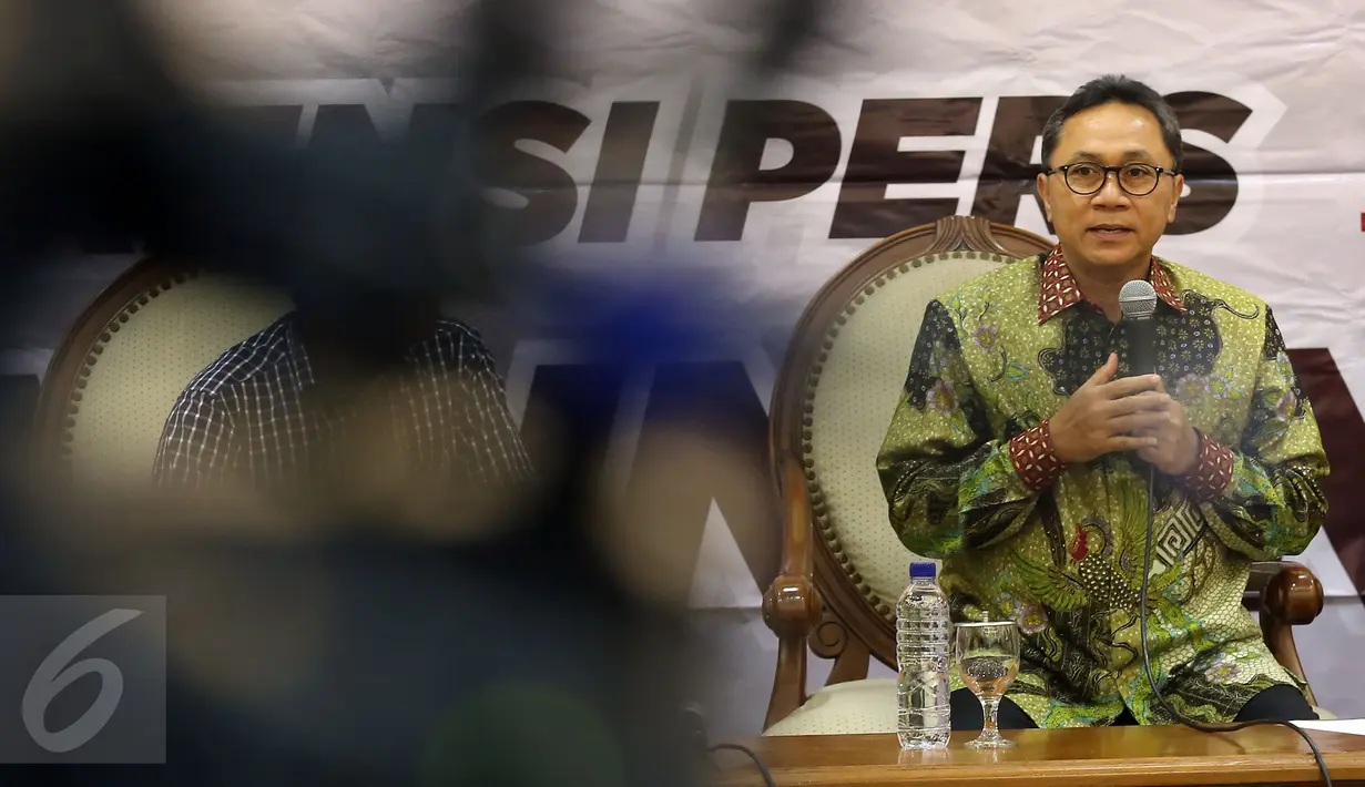 Ketua MPR Zulkifli Hasan saat memberi keterangan pers, Jakarta, Selasa (14/2). Zulkifli juga menyinggung masalah Hak Angket Ahok - Gate meski Fraksi PAN di DPR mendukung Hak Anket, namun Zulkifli tidak sependapat. (Liputan6.com/Johan Tallo)