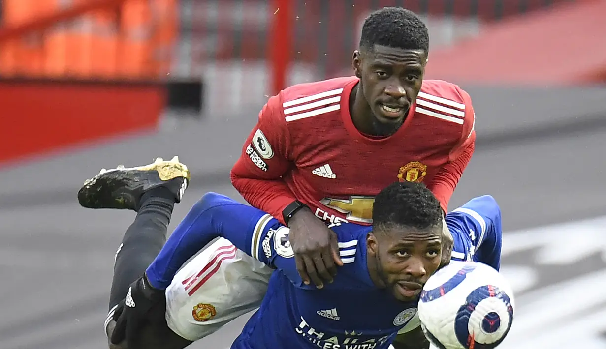 Axel Tuanzebe. Bek tengah Inggris yang dipromosikan Manchester United dari tim akademi sejak awal musim 2016/2017 ini juga kesulitan bersaing dengan para pemain lainnya untuk memperebutkan posisi utama di sektor bek tengah. Musim lalu ia sempat dipinjamkan ke Aston Villa dan Napoli. Klub Turki Trabzonspor bereluang mendapatkannya menjelang ditutupnya bursa transfer musim panas 2022/2023. (AFP/Pool/Peter Powell)