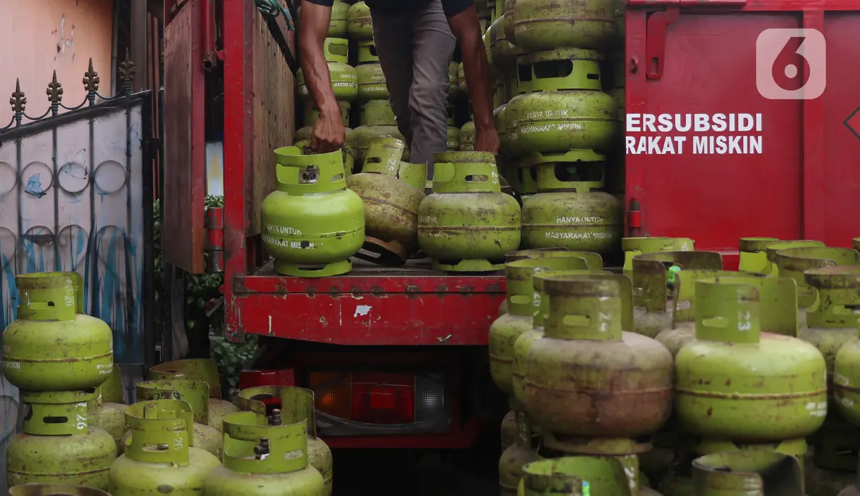 Pekerja tengah menata tabung gas LPG 3 kg di kawasan Tangerang Banten, Kamis (17/2/2022). Impor LPG diperkirakan dapat menembus angka Rp67,8 triliun pada 2024. (Liputan6.com/Angga Yuniar)