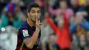 Ekspresi Luis Suarez setelah mencetak gol ke gawang Real Sociedad, Geronimo Rulli, dalam lanjutan La Liga Spanyol di Stadion Camp Nou, Barcelona, Sabtu (28/11/2015). (AFP/Lluis Gene)