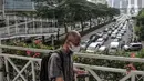 Pekerja melintasi JPO saat kemacetan kendaraan di Jalan Jenderal Sudirman, Jakarta, Senin (15/5/2023). (merdeka.com/Iqbal S Nugroho)