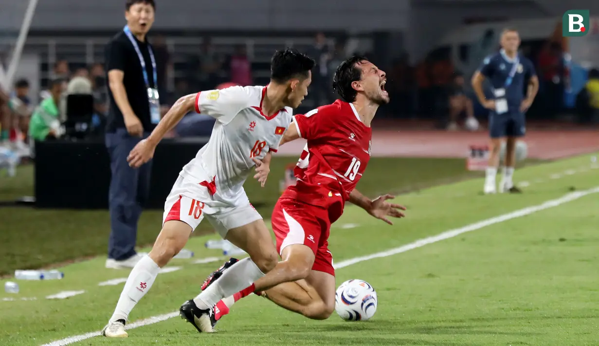 Gelandang Timnas Indonesia, Thom Haye (kanan), dilanggar gelandang Vietnam, Nguyen Hai Long, dalam laga ketiga Grup A Piala AFF 2026 di Stadion Pakansari, Bogor, Senin (3/8/2026) malam WIB. Thom Haye menjadi motor permainan skuad Garuda sepanjang pertandingan, namun gagal membawa Indonesia menghindari kekalahan 0-3 dari Vietnam. (Kapanlagi.com/Budy Santoso)