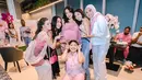 Hadir juga Melaney Ricardo yang memadukan tank top pink-nya dengan loose pants hitam dan sling bag berwarna pink. Kemudian ada juga Gisella Anastasia yang mengenakan tank top baby pink dengan celana jeans kece. [@inijedar].