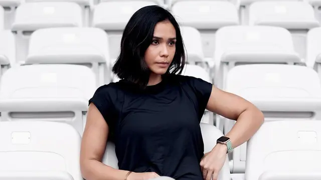 FOTO: Gaya Penampilan Adinia Wirasti dengan Outfit Hitam, Menawan