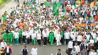 Gerak jalan yang diikuti oleh ratusan ribu orang ini dimulai dari Silang Monas, Jakarta Pusat (Liputan6.com/Herman Zakharia)
