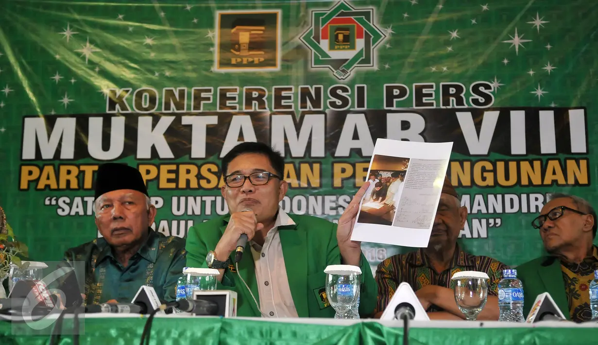 Wakil Ketua Umum PPP Emron Pangkapi (kedua kiri) memperlihatkan sebuah gambar saat menggelar konferensi pers terkait pelaksanaan Muktamar Islah PPP, Jakarta, Kamis (31/3/2016). (Liputan6.com/ JohanTallo)