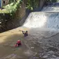 Tim SAR gabungan memperluas pencarian mahasiswi IPB yang terseret arus air saat menerobos banjir menggunakan sepeda motor di Jalan Dadai, Tanah Sereal, Kota Bogor. (Liputan6.com/Achmad Sudarno)