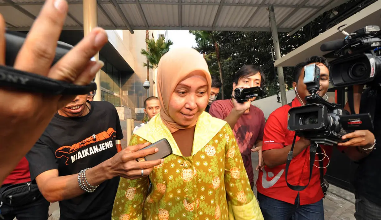 Sespri Ratu Atut Chosiyah, Alinda Agustine Quintansari diperiksa terkait dugaan tindak pidana korupsi alat kesehatan (Alkes) pada Dinas Provinsi Banten tahun anggaran 2011-2013, Rabu (5/11/2014). (Liputan6.com/Miftahul Hayat) 