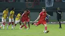 Striker Persija Jakarta, Marko Simic, melakukan tendangan penalti saat melawan Selangor FA pada laga persahabatan di Stadion Patriot, Jawa Barat, Kamis (6/9/2018). Persija kalah 1-2 dari Selangor FA. (Bola.com/M Iqbal Ichsan)