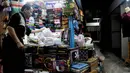 Di kios sementara Blok V Pasar Senen ini rata-rata ditempati pedagang penjual produk jadi dan jasa, Jakarta, Selasa (24/6/14). (Liputan6.com/Faizal Fanani) 