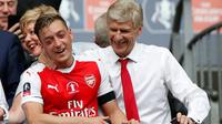 Mesut Ozil dan Arsene Wenger. (AFP/Adrian Dennis)