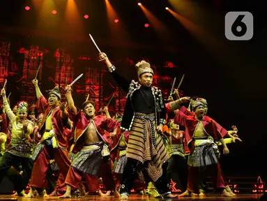 Penampilan sejumlah penari dalam Pagelaran Sabang-Merauke The Indonesian Broadway 2024 di JIExpo Theater, Kemayoran, Jakarta, Jumat (16/8/2024). (Liputan6.com/Herman Zakharia)