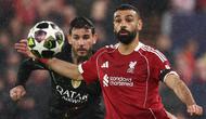 Mohamed Salah fokus menatap bola dalam laga panas di Anfield saat Liverpool menghadapi Paris Saint-Germain pada leg kedua perempat final Liga Champions 2025/2026, 14 April 2026. (AFP/FRANK FIFE)