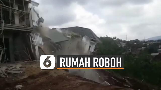 Video detik-detik dua rumah di sebuah perumahan roboh akibat longsor viral di media sosial.