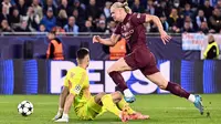 Striker Man City asal Norwegia, Erling Haaland, berlari mengejar bola sebelum mencetak gol bagi timnya ke gawang Slovan Bratislava dalam laga matchday kedua Liga Champions, Rabu (2/10/2024) dini hari WIB. (Joe Klamar / AFP)