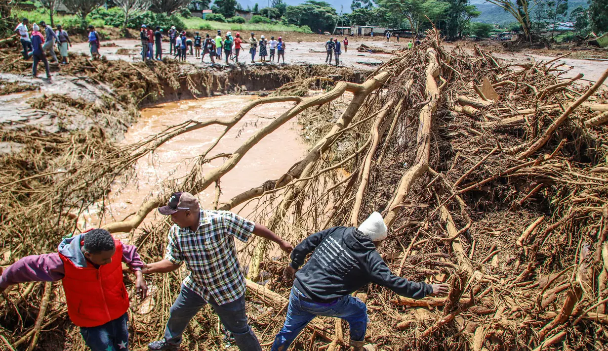 Kementerian Dalam Negeri Kenya mengatakan sedikitnya 45 orang tewas dan puluhan lainnya hilang setelah sebuah bendungan jebol akibat hujan deras. (AP Photo/Patrick Ngugi)