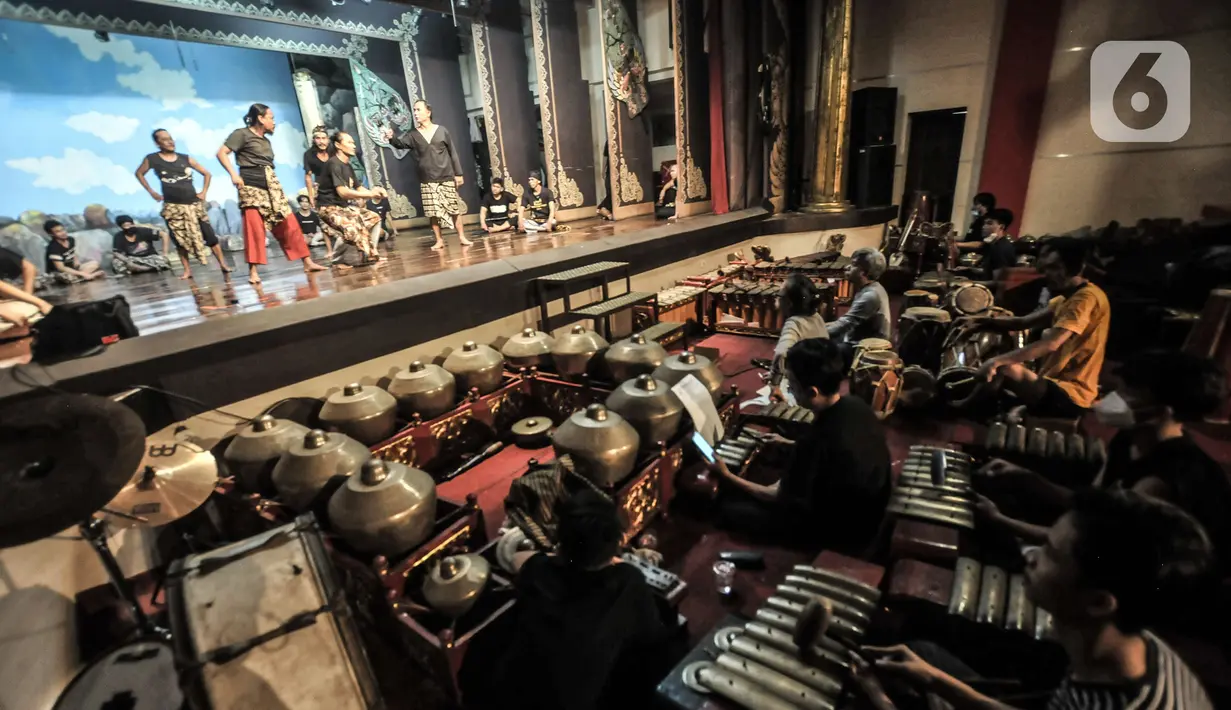 Seniman memainkan musik saat mengiringi latihan pementasan wayang orang di Gedung Pertunjukan Wayang Orang Bharata, Senen, Jakarta, Minggu (4/4/2021). Latihan digelar dengan menerapkan protokol kesehatan dan pembatasan waktu berlatih. (merdeka.com/Iqbal S. Nugroho)