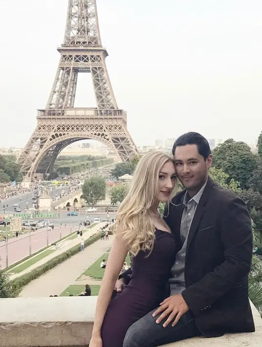 Potret mesra Panji Trihatmojo dan Varsha Strauss dengan latar belakang Menara Eifel, Paris. Foto ini sudah cukup lama, dan diunggah dalam media sosial Instagram Varsha pada tahun 2017 (Liputan6.com/IG/@varshaadhikumoro)