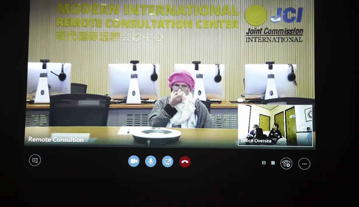 Saat ini Yana sedang berada di Cina untuk menjalani pengobatan intensif penyakit kankernya. Bukan hal yang mudah bagi Yana harus berpisah lama dengan anak-anaknya. Begitu pun yang dirasakan kedua anaknya. (Nurwahyunan/Bintang.com)