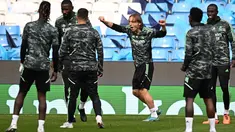 Para pemain Real Madrid mengambil bagian dalam sesi latihan tim di Stadion Etihad di Manchester, barat laut Inggris pada 16 Mei 2023. (AFP/Oli Scarff)