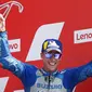 Pembalap Suzuki, Joan Mir, melakukan selebrasi di atas podium usai balapan MotoGP San Marino di Sirkuit Misano, Minggu (13/9/2020). Morbidelli menjadi yang tercepat dengan catatan waktu 42 menit 02,272 detik. (AP/Antonio Calanni)