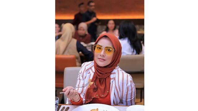 Meski sudah berusia 45 tahun, Elma terlihat awet muda dan memesona.