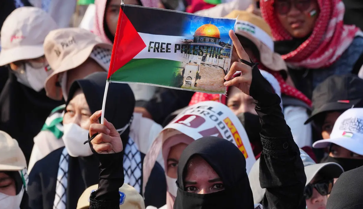 "Free Free Palestine!" pekik massa Aksi Bela Palestina di sekitar kawasan Patung Kuda, Jakarta Pusat, Minggu 12 Oktober 2025. (AP Photo/Tatan Syuflana)