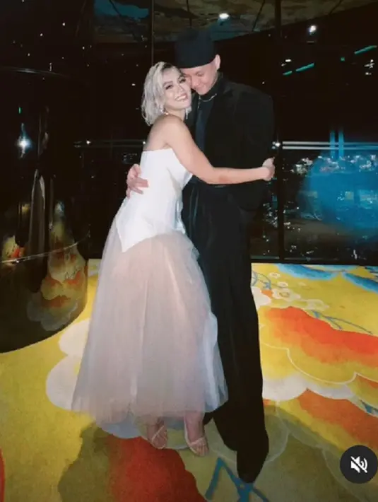 Di postingan video beberapa waktu lalu, Agnez Mo sempat menghebohkan netizen karena ia terlihat mengenakan gaun pengantin berwarna putih. Gaun pertama adalah strapless dress cantik dengan atasan bustier putih, dipadu rok bersiluet tutu. [Foto: Instagram/agnezmo]