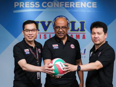 Ketua III Bidang Kompetisi dan Pertandingan PP. PBVSI, Hanny S. Surkatty (tengah) berpose bersama&nbsp;COO Vidio, Hermawan Sutanto (kiri) dan Direktur Moji, Hendy Lim saat konferensi pers Livoli 2022 yang berlangsung di Hall Senayan City, Jakarta, Rabu (21/09/2022) sore WIB. (Bola.com/Bagaskara Lazuardi)