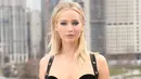 Aktris Jennifer Lawrence melakukan sesi pemotretan saat mempromosikan film terbarunya, Red Sparrow di atap gedung, London, Selasa (20/2). Mengenakan gaun seksi Versace hitam, Jennifer Lawrence dikritik warganet. (Joel C Ryan/Invision/AP)