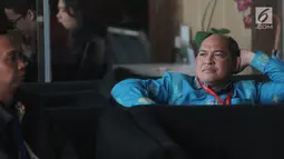 Kadis Lingkungan Hidup Provinsi Kalteng Fahrizal Fitri menunggu di lobi gedung KPK, , Jakarta, Rabu (5/12). Fahrizal diperiksa sebagai saksi untuk tersangka Direktur PT Binasawit Abadi Pratama Edy Saputra Suradja. (Merdeka.com/Dwi Narwoko)