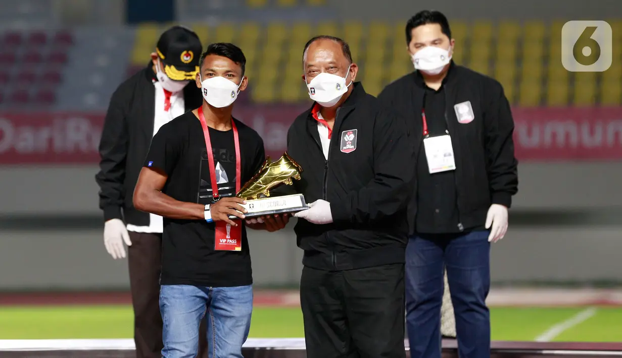 Pemain Persiraja, Assanur Rijal, mendapatkan penghargaan sebagai top skor Piala Menpora 2021 di Stadion Manahan, Solo, Minggu (25/4/2021). (Bola.com/M Iqbal Ichsan)