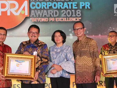 Direktur Bisnis Bank DKI, Antonius W. Mulyono (kedua dari kiri) menerima penghargaan Indonesia Corporate PR Award 2018 kategori Top 8 Popular Company in Banking Sector dari Fadel Muhammad di Jakarta, (24/08). (Liputan6.com/HO/Budi)
