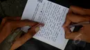 Ratusan mahasiswa UI menggelar aksi di kampus UI Salemba, Jakarta, Jumat (20/3/2015). Mereka mengultimatum dan mengumpulkan surat untuk Presiden Jokowi. (Liputan6.com/Johan Tallo) 