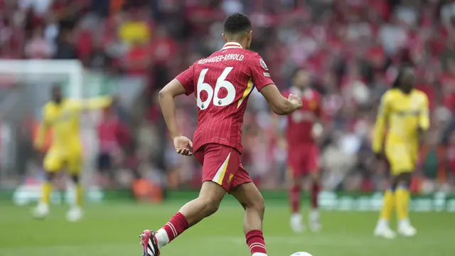 Aksi Trent Alexander-Arnold di laga Liverpool vs Crystal Palace di Anfield, Minggu (25/05/2025) malam WIB. (AP/Jon Super)