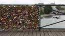 Pihak berwenang kota Paris, Perancis, membongkar ratusan ribu gembok simbol cinta yang ditempatkan oleh para wisatawan di pagar Jembatan Pont des Arts di atas Sungai Seine, Senin (1/6/2015). (REUTERS/Philippe Wojazer)