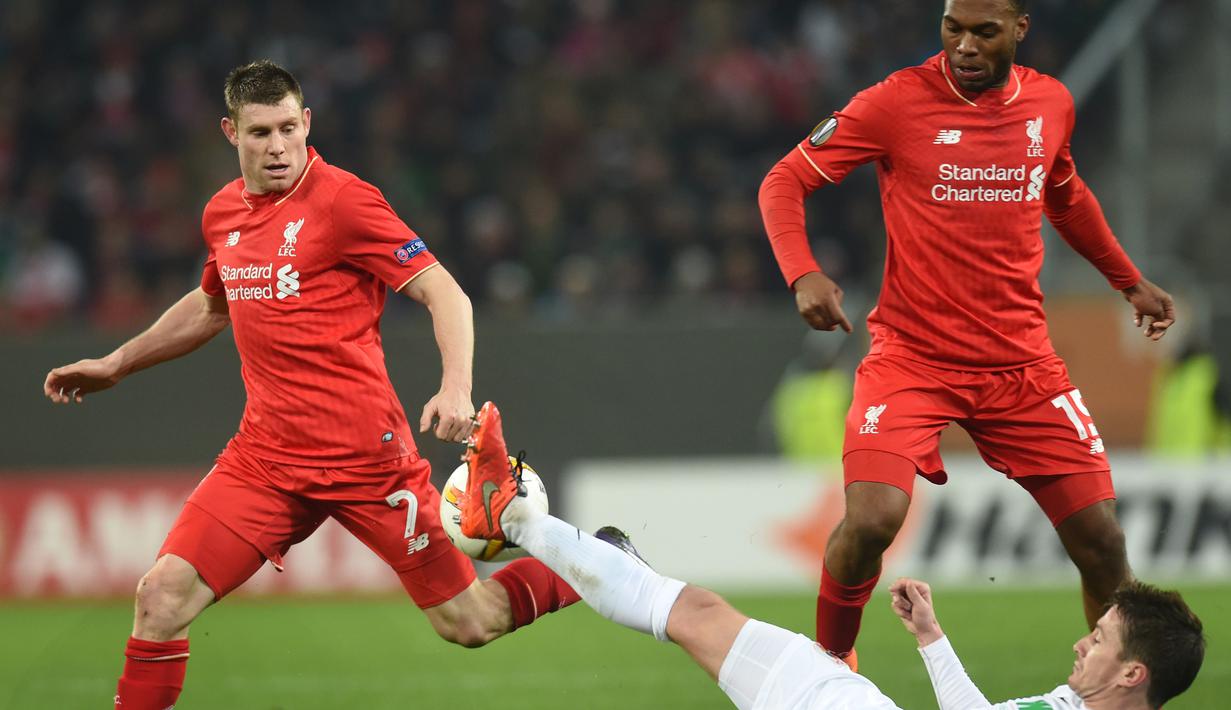 Perebutan bola antara pemain Augsburg dengan pemain Liverpool pada laga leg pertama 32 besar Liga Europa, di WWK Arena, Augsburg, Jerman, Jumat (19/2/2016) dini hari WIB. (AFP/Christof Stache)