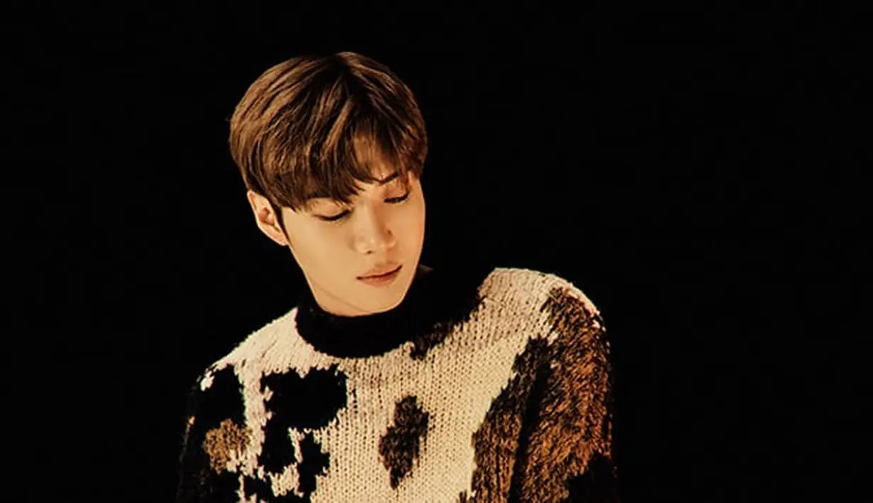 Saat pertama muncul di atas panggung, ia mengaku meminta maaf lantaran tak bisa tampil bersama para personel SHINee lainnya. Ia juga menyebut jika Chile punya banyak kenangan baginya. (Foto: Soompi.com)