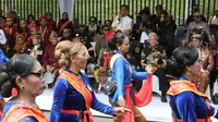 Pawai Karnaval Budaya, salah satu rangkaian acara di Festival Adat Budaya Nusantara II yang digelar di kawasan Candi Borobudur, Kabupaten Magelang yang berlangsung meriah, pada Sabtu (10/12).