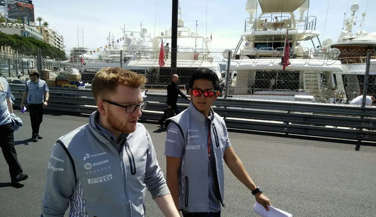 Rio Haryanto bersama race engineer Manor Racing, Joshua, saat melakukan track walk di Sirkuit Monako, Rabu (25/5/2016). (Rio Haryanto Media)