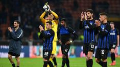 Ekspresi pemain Inter Milan usai alami kekalahan pada leg kedua, babak 16 besar Liga Europa yang berlangsung di Stadion Giuseppe Meazza, Jumat (15/3). Inter Milan kalah 0-1 kontra Eintracht Frankfurt. (AFP/Miguel Medina)