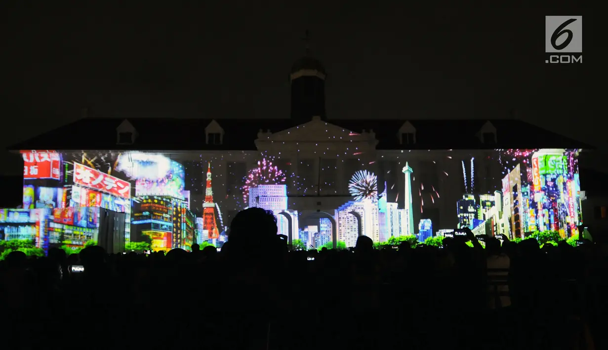 Salah satu pertunjukan projection mapping yang menggambarkan kondisi kota Jakarta di Museum Fatahillah, Jumat (19/1). Pertunjukan ini menandai rangkaian kegiatan perayaan 60 tahun hubungan diplomatik Indonesia-Jepang. (Liputan6.com/Helmi Fithriansyah)