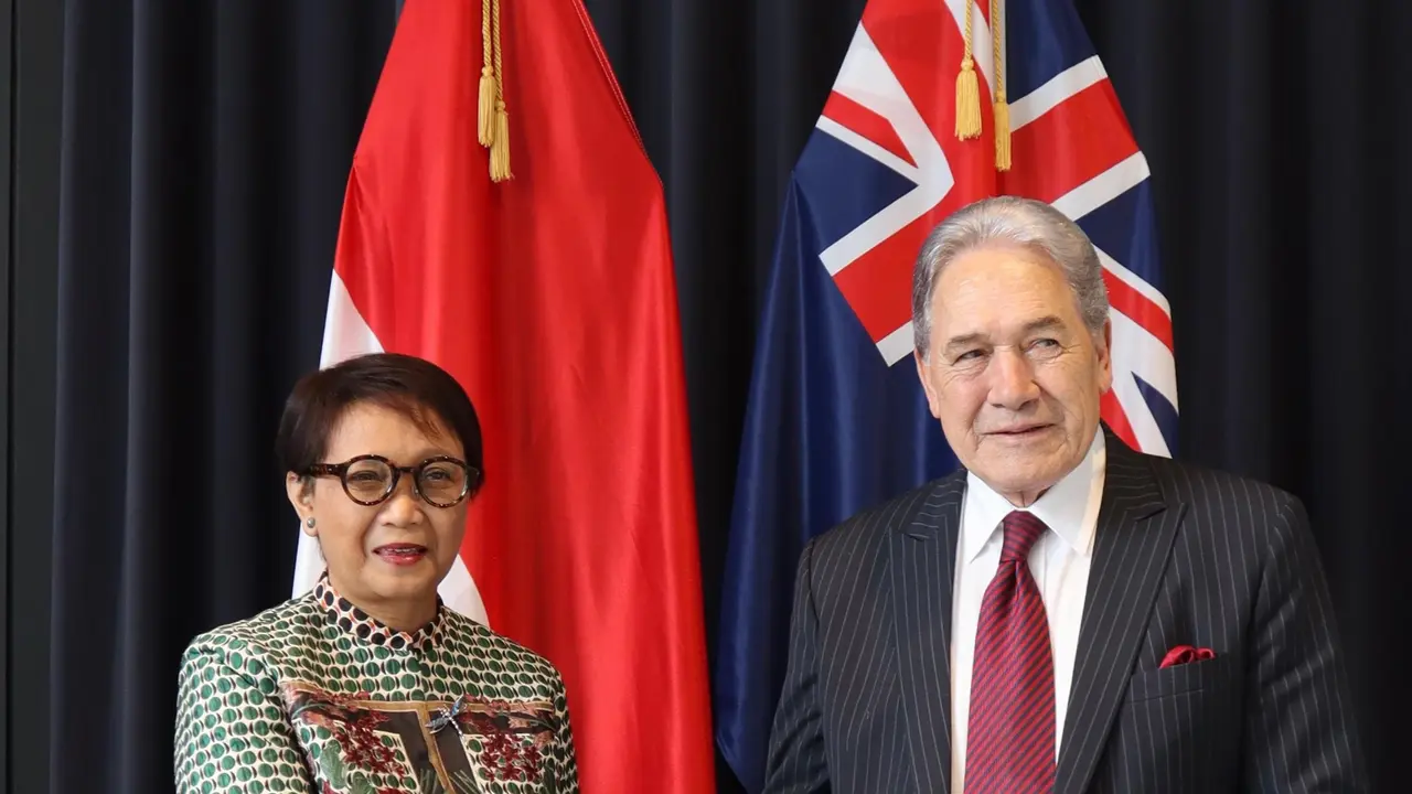Menlu RI Retno Marsudi (kiri) dan Menlu Selandia Baru Winston Peters melakukan Joint Ministerial Commission (JMC) di Auckland, Selandia Baru. (dok. Kemlu RI)